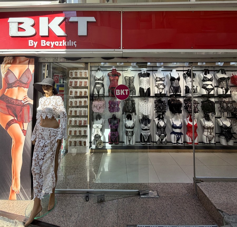 BKT İç Giyim mağaza girişi